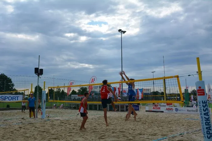 Auch die U18-Vize-Europameisterinnen Lilli Hohenauer und Lia Berger aus Österreich spielen mit. Die Finalspiele gibt es am Samstag ab 19 Uhr. 