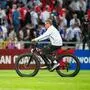 Beim Auswärtsspiel in Bosnien legte Ralf Rangnick die weiten Wege im Stadion in Zenica mit einem E-Bike zurück