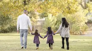 Family of four walks hand in hand through a colorful autumn park Walnut Creek, California, United States R_HOOX251009B-1860608-01 ,model released, Symbolfoto