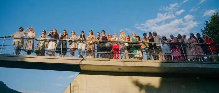 45 Frauen stehen auf einer Brücke aus Beton