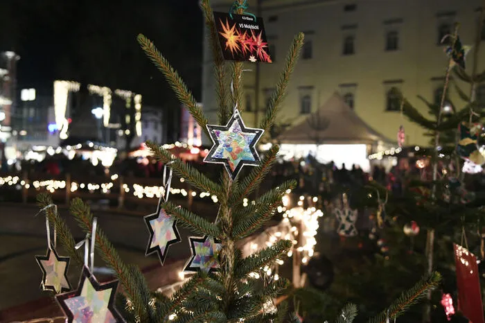 Die vielen bunten Christbäume wurden am Vormittag vor der späteren Eröffnung durch Bürgermeister Garhard Pirih von Volksschulkindern mit viel Liebe geschmückt.