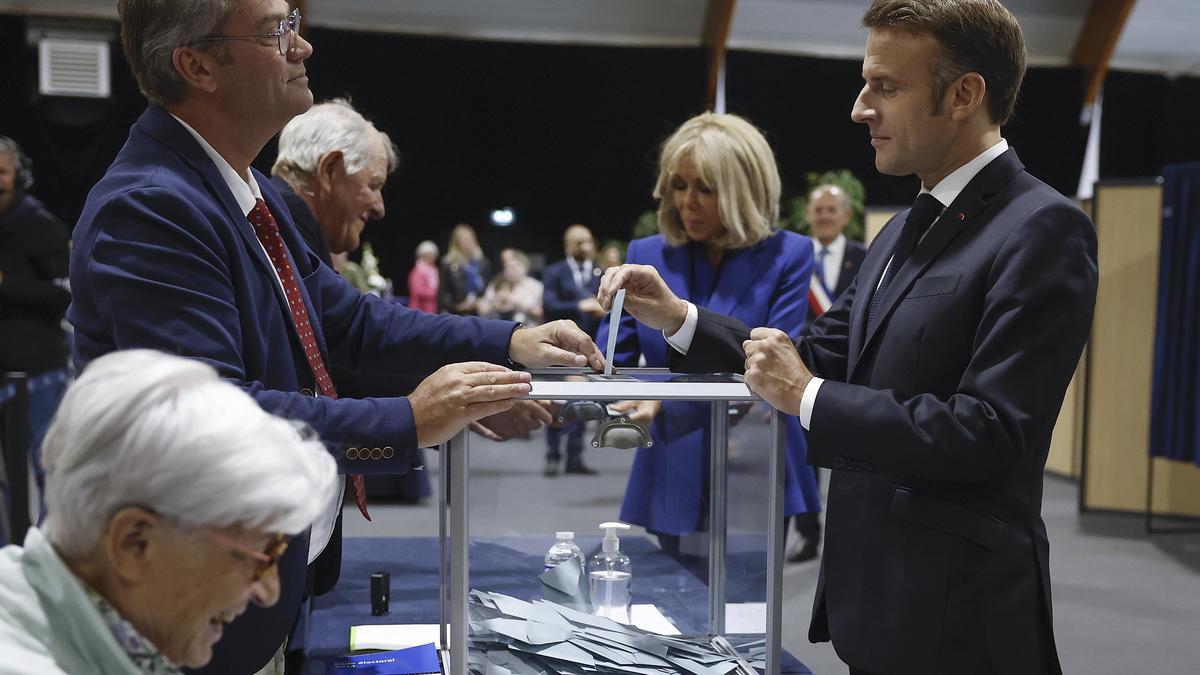 Präsident Emmanuel Macron und Gattin bei der Stimmabgabe: Hohe Wahlbeteiligung