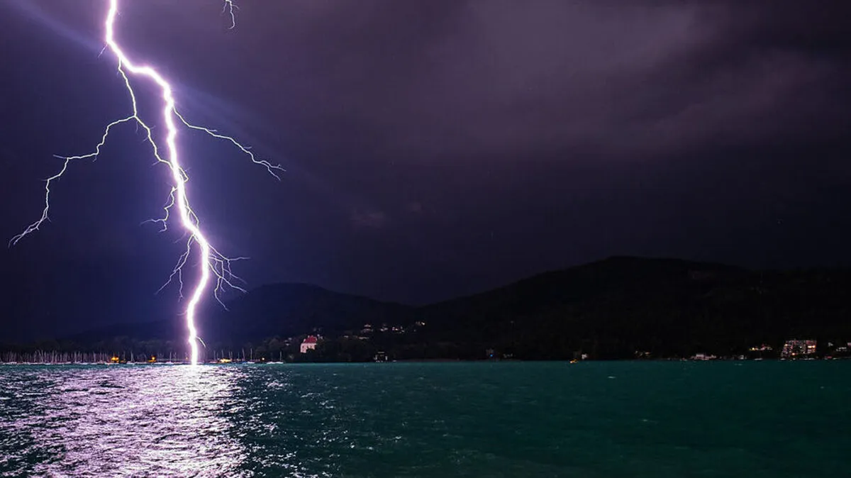Spektakuläre Gewitterszenen spielten sich in der Klagenfurter Ostbucht ab.