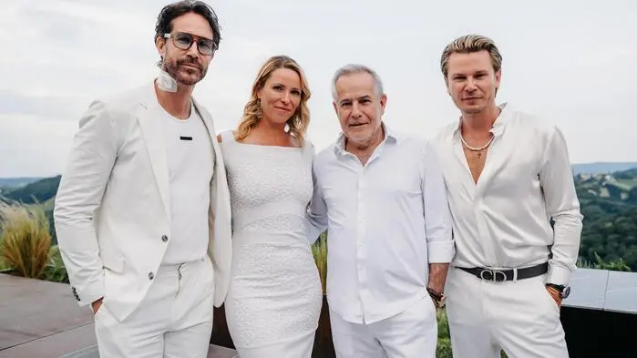 Die Gastgeber Michael Lameraner (links) und Adi Weiss (rechts) durften auf dem Weingut von Sigi Wolf (2. von rechts) Model und Unternehmerin Kiera Chaplin als Stargast begrüßen.
