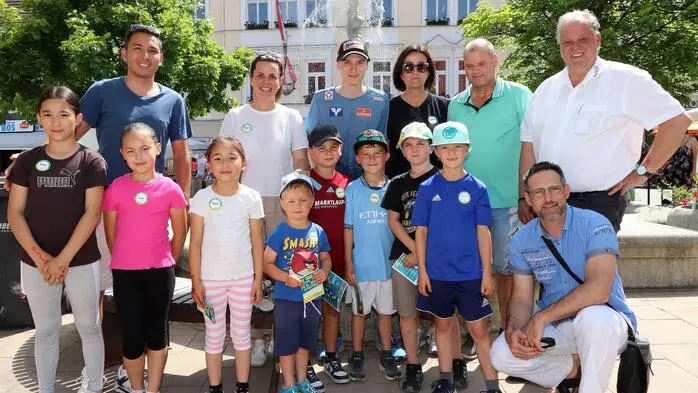 Gesehen werden: Bürgermeister Martin Treffner, Stadträtin Andrea Pecile, Gemeinderat Oskar Willegger und Alfred Ortner, der Vater von Maximilian „Maxi“ Ortner