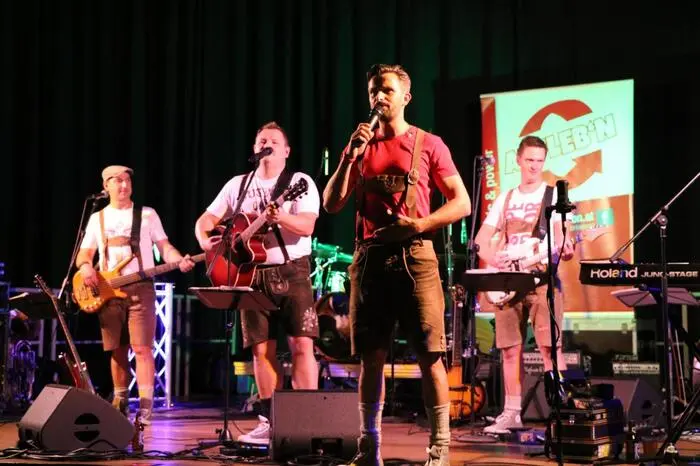 Die Musikgruppe "Auflebn" sorgte vor und nach dem Konzert von ZOE für ausgezeichnete Stimmung in der Mehrzweckhalle Sinabelkirchen.