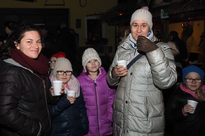 Keks und Punsch gab es natürlich auch. Bitte klicken Sie sich durch die Bilder . . .