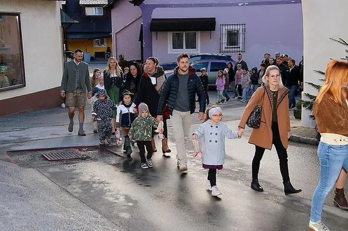 Diese wurde unter den Klängen des Musikvereins Kainachtal, begleitet von den Kindern der Volksschule und des Kindergartens sowie sehr vielen Menschen, vom Dorfplatz in die Pfarrkirche gebracht.