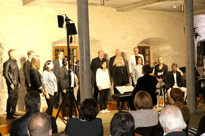 Anlässlich des Konzertes der „Heli-Family“ im Schloss brillierte Michaela Fischer (4. von links) – sie ist die neue Allgemeinmedizinerin von Straßburg - als Solistin. 
