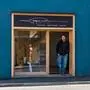 Jörg Roskaric vor seiner „Galerie am Eck“ in Ehrenhausen