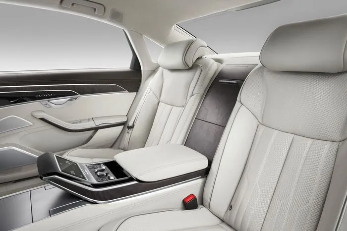 Löst der Fahrer im oberen oder unteren Display eine Funktion aus, hört und spürt er einen Klick als Bestätigung. Ein weiteres Novum bietet die umfangreich optimierte Navigation: Sie lernt selbst – und zwar auf Basis der zuvor gefahrenen Strecken.