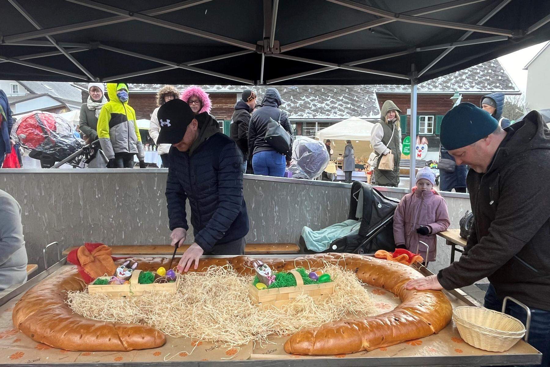 Osterhasenkirtag: Ein 14 Kilo schweres Riesen-Osterkipfel und viele Osterhasen gab es in Fischbach 