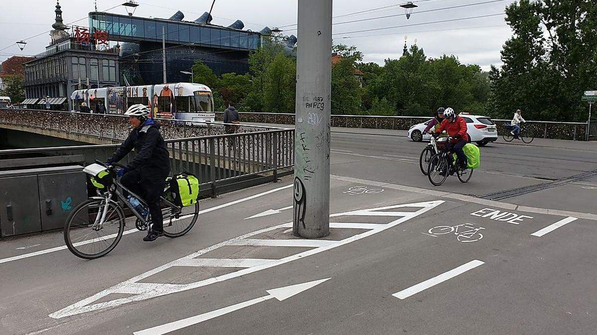 Radweg am Kai bei der Hauptbrücke: Jetzt in beide Richtungen klar gekennzeichnet