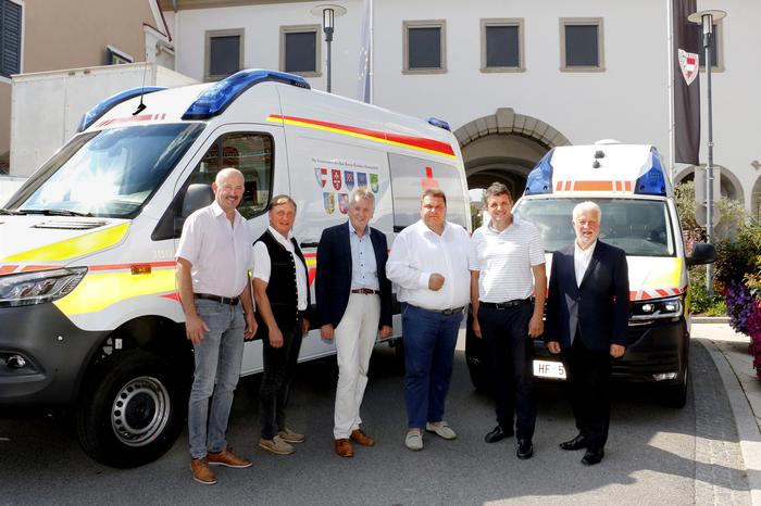 Bürgermeister des „Altbezirkes“ mit Bezirksstellenleiter Michael Gruber (3.v.r.) vor den Rot-Kreuz-Fahrzeugen Bürgermeister des „Altbezirkes“ mit Bezirksstellenleiter Michael Gruber (3.v.r.) vor den Rot-Kreuz-Fahrzeugen