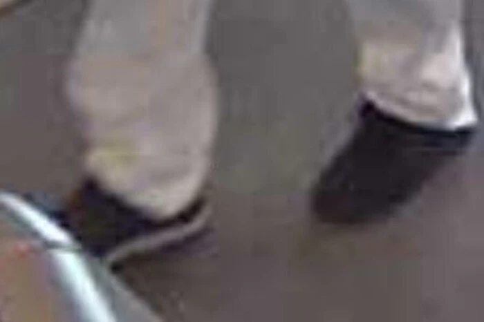 Erkennen Sie diesen Mann? Die Polizei bittet um die Mithilfe bei der Fahndung nach dem Puntigamer Bankräuber: Hinweise zur Identität des Täters bitte an den Journaldienst des Landeskriminalamtes Steiermark unter 059133/60 3333.