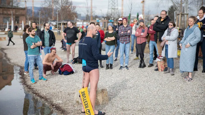 Eisschwimmer-Profi Josef Köberl gab allen Einsteigern eine Einführung darüber, wie sie ihren Körper am besten auf die Kälte vorbereiten.