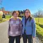 Maria und Verena Stefan bei einem gemeinsamen Spaziergang in Bleiburg, im Hintergrund die Marktwiese und die Petzen