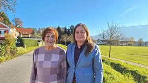 Maria und Verena Stefan bei einem gemeinsamen Spaziergang in Bleiburg, im Hintergrund die Marktwiese und die Petzen