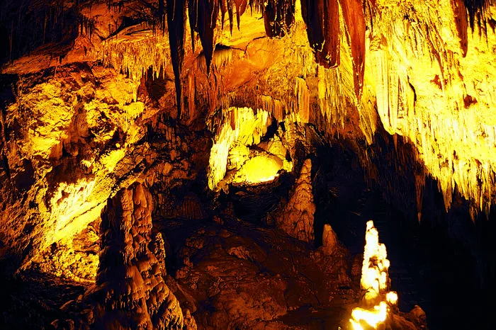 Ein weiteres Highlight für Höhlenbegeisterte ist die Karain Höhle. Sie ist die größte einst bewohnte natürliche Höhle der Türkei. Altgriechische Inschriften zeugen von Populationen aus der Altsteinzeit. Darauf lassen ebenfalls bis zu 200.000 Jahre alte Werkzeuge, Tierknochen und Gebrauchsgegenstände schließen, die nun in einem kleinen Museum unterhalb der Höhle ausgestellt sind. Auch im Museum von Antalya können einige Fundstücke besichtigt werden.