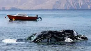 Ein Auto treibt nach einem schweren Verkehrsunfall im Meer  | Das Unfallwrack wurde am Freitag aus dem Meer geborgen 
