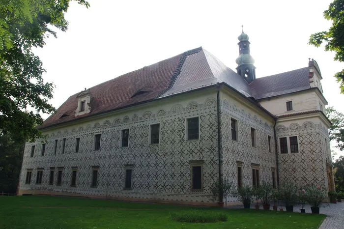Das Renaissanceschloss Doudleby besticht vor allem mit seiner außergewöhnlichen Sgraffito-Fassade.