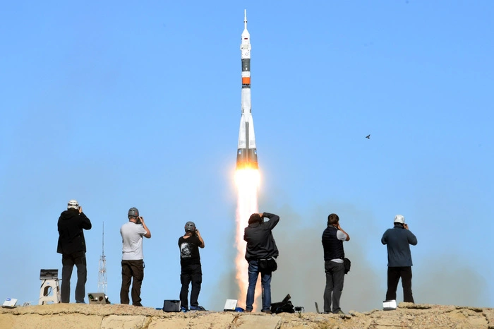 Aufnahmen aus dem Inneren der Kapsel zeigen, wie Owtschinin und Hague durchgerüttelt werden. Die Kapsel mit den beiden Astronauten wird abgetrennt und die Notlandung eingeleitet.