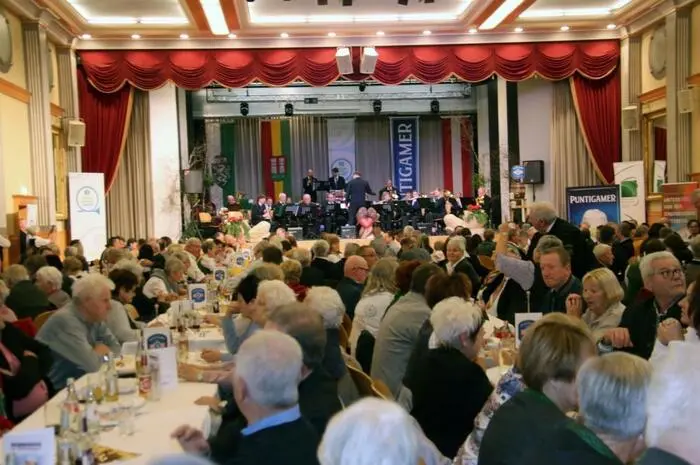 Die Stimmung im voll besetzten Saal war bestens, als der Obmann der Werkskapelle Bauer, Stadtrat Franz Sachernegg, zum Bieranstich lud.