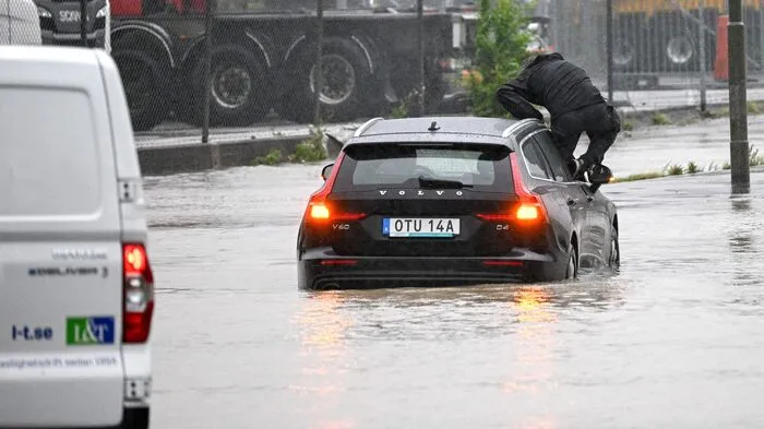 "Hans" sorgte vor allem in Südschweden für einige Probleme. Mehrere Straßen sind aufgrund von Überschwemmungen und umgestürzten Bäumen gesperrt. Einige Autos blieben auch im Wasser stecken.