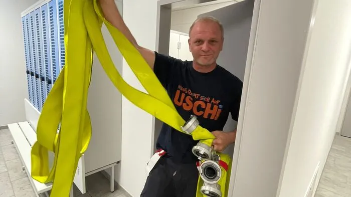 Nach einem Wasserrohrbruch musste die FF Voitsberg das Wasser aus den überschwemmten Sozialräumen auspumpen.