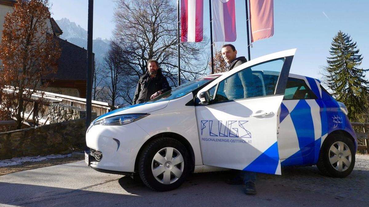 Manfred Gaschnig (rechts) richtet gemeinsam mit Michael Fürhapter den zweiten Standort des FLUGS auf Schloss Lengberg ein