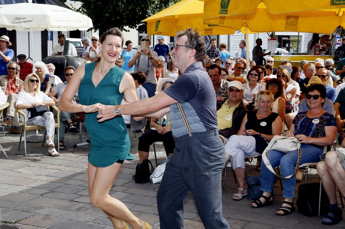 stand Samstags ein gigantisches Straßenmusik-Fest...