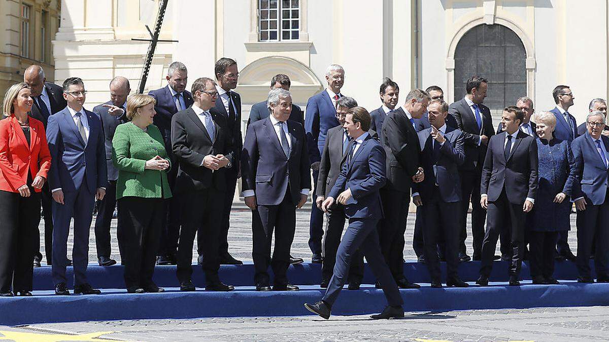 Gruppenbild mit wenigen Damen in Rumänien