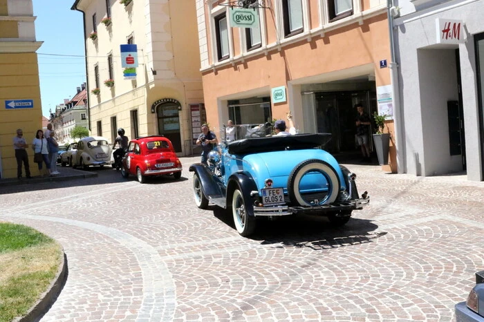 Ein Video von der Oldtimer-Ausfahrt gibt es auf Facebook Kleine Zeitung St. Veit/Feldkirchen zu sehen! 