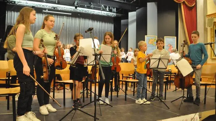 Die Verantwortlichen der Musikschule der Stadt Voitsberg organisierten im Rahmen der Konzertreihe 2024 das Programm „Tierisch Gut“ in den vollbesetzten Stadtsälen. Die Kinder der musikalischen Früherziehung und der Kinderchor nahmen die begeisterten Besucher auf eine musikalische Reise in die Tierwelt mit. Begleitet wurden sie von verschiedenen Ensembles der Musikschule.
