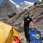 Hans Wenzl bei seiner letzten Expedition im Annapurna Base Camp: In diese zwei Tonnen passt alles, was er braucht