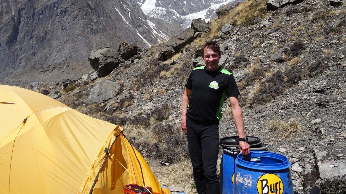 Hans Wenzl bei seiner letzten Expedition im Annapurna Base Camp: In diese zwei Tonnen passt alles, was er braucht