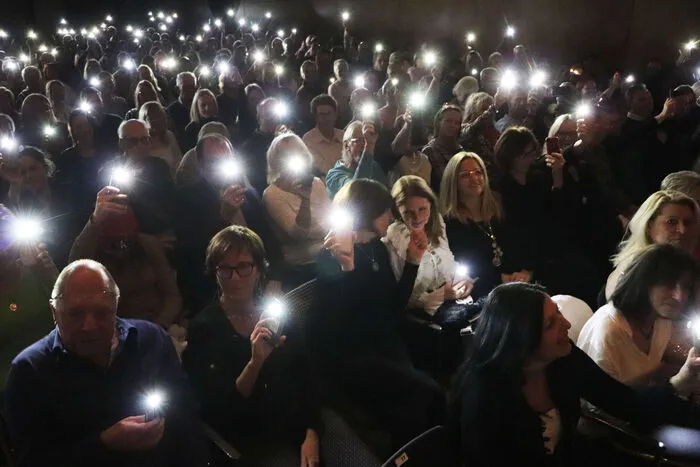 Beim Lied "Freiden" gingen hunderte Handy-Lichter an.