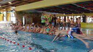 Das Interesse an den ersten Schwimmtrainings der neuen TSV Sektion Schwimmen war groß
