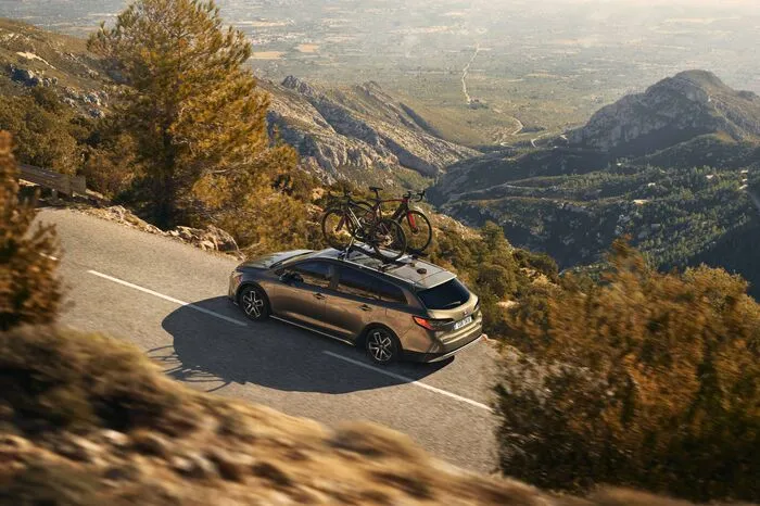 Innen ist der Corolla Trek mit einem 7-Zoll-Bildschirm für das Infotainment, zweifarbigen Stoffsitzen und passenden Holzdekoreinsätzen ausgerüstet. Auch für den Abenteurer stehen die beiden Hybridantriebe zur Wahl.
