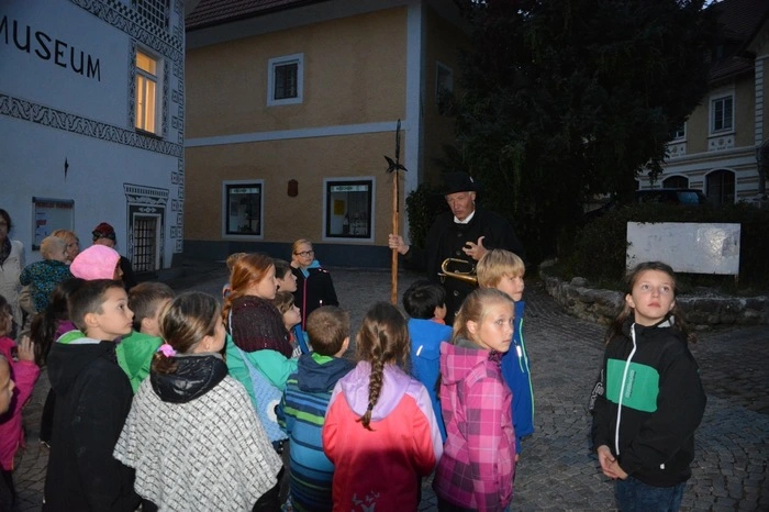 Schon vor den Ferien hat die Arbeit zum Kinderstadtführer an der Volksschule und in der NMS Eisenerz begonnen. „Wir haben in den einzelnen Klassen gesammelt, was den Kindern zur Stadt einfiel und was ihnen wichtig ist“, sagt Projektleiter Ernst Muhr von Fratz Graz. 