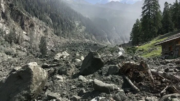 Das nach dem Bergsturz im schweizerischen Kanton Graubünden seit Mittwoch vermisste österreichische Ehepaar kommt aus der Steiermark.