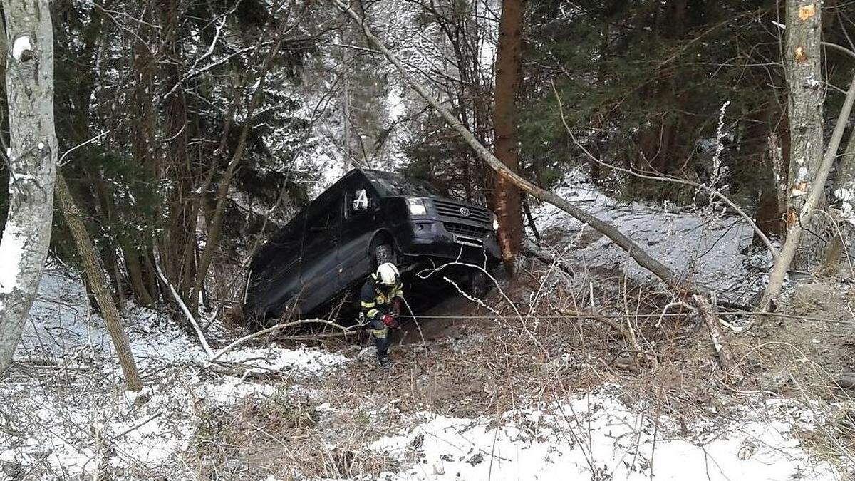 Die FF Obervellach musste den Kleinbus bergen