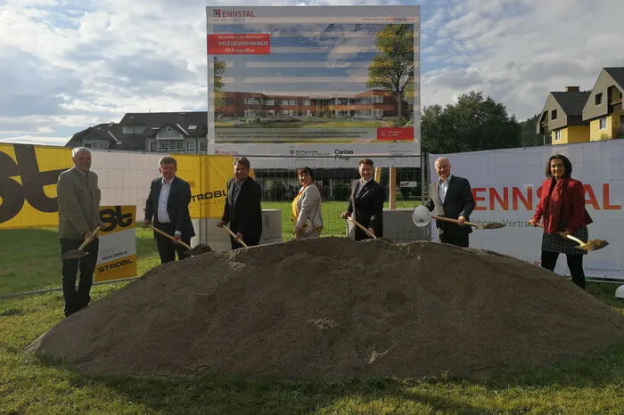 Während des ersten Bauabschnitts läuft der Betrieb im bestehenden Pflegeheim weiter. Vor Beginn des zweiten Abschnitts siedelt der bestehende Betrieb bereits in den Neubau. Das alte Gebäude wird abgerissen.