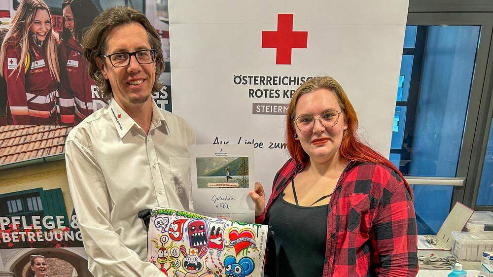 Die 22-jährige Lea aus Admont mit Christian Steinscherer, Leiter des Blutspendedienstes Steiermark