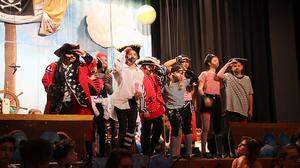 Die Schüler nehmen als Piraten die Zuschauer im Musical auf ein spannendes Abenteuer mit