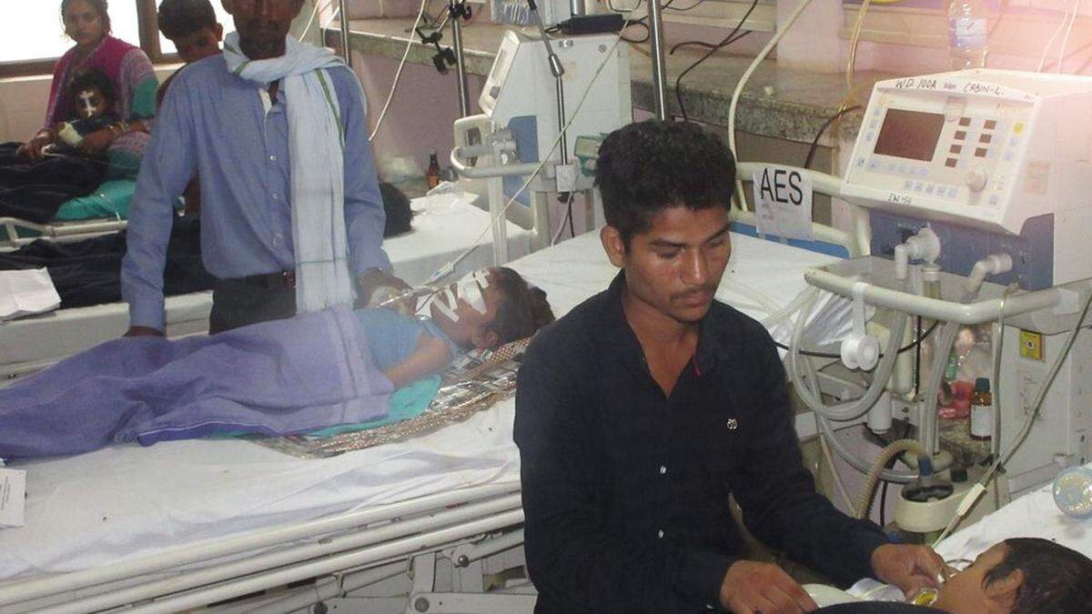 Verwandte sehen im Baba Raghav-Krankenhaus in Gorakhpur nach den Kindern.