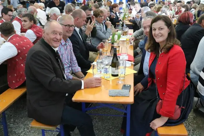 Im bis auf den letzten Platz besetzten Festzelt gesehen wurden unter anderem Bürgermeister Josef Kronlechner (links) mit seinen beiden Stellvertretern Ursula Heitzer und Stefan Pachler, Burghofspiele -Obmann Helmut Wachernig sowie Ehrenkapellmeister Günther Pachler. 