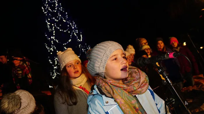 Zahlreiche Besucher lauschten am 14. Dezember den teilnehmenden Gruppen am Apfelberger Adventsingen.