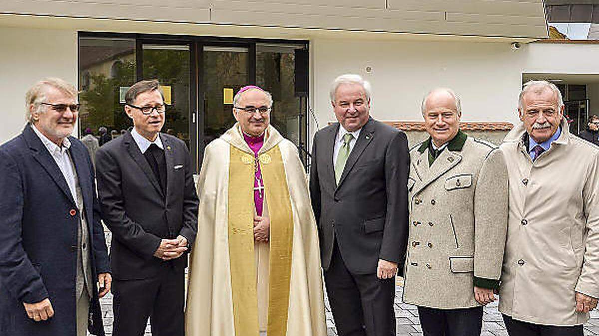 Architekt Werner Nussmüller, der Leobner Stadtpfarrer Markus Plöbst, Diözesanbischof Wilhelm Krautwaschl, Landeshauptmann Hermann Schützenhöfer, Landesrat Johann Seitinger und der Leobner Vizebürgermeister Maximilian Jäger (v.l.) bei der feierlichen Eröffnung des neuen Studentenwohnheims