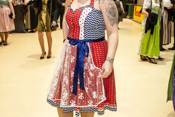 Marion Luttenberger fiel mit gemustertem, schulterfreiem Dirndl und Tattoos auf.